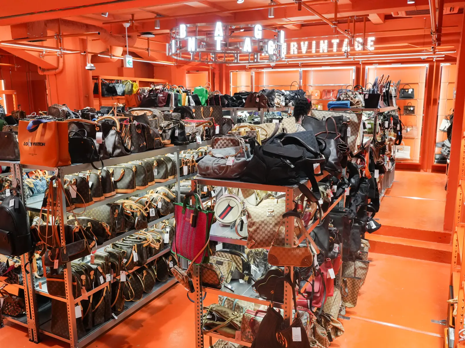 NUIR VINTAGE 渋谷センター街店の店内